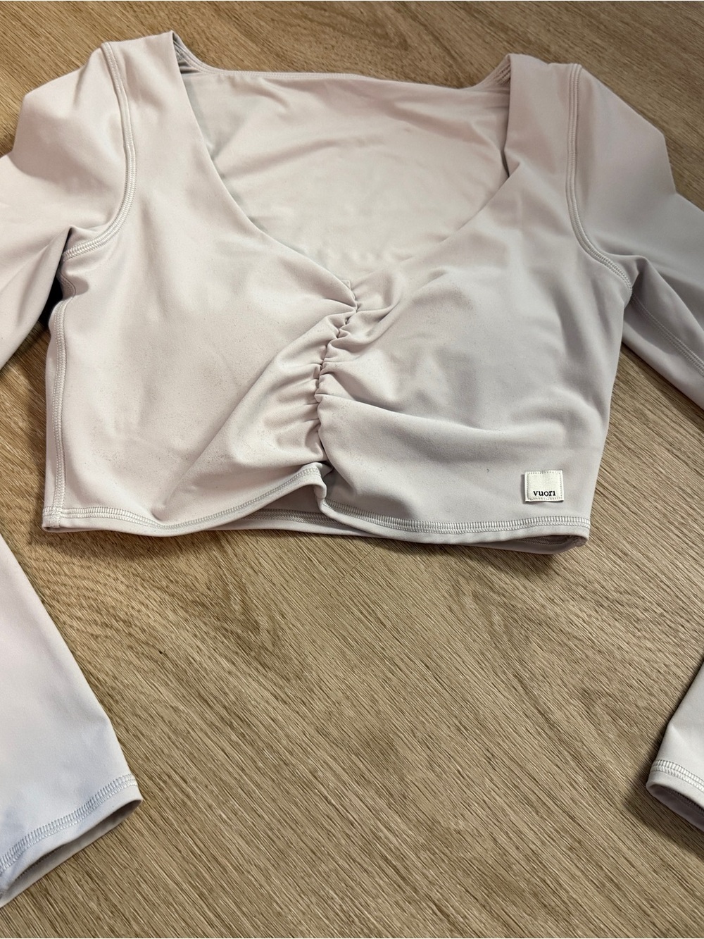 Never Worn Vuori Oatmeal Long Sleeve Ruched Crop Top size small